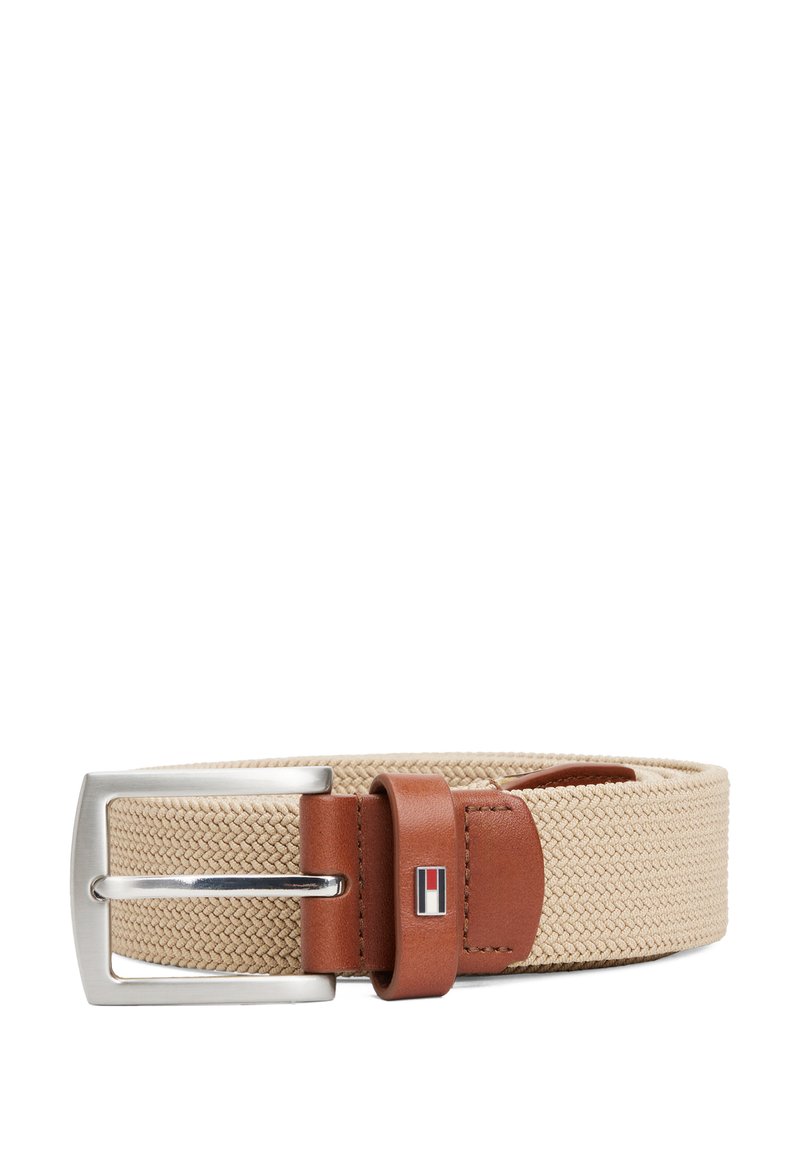 Ceinture tissée élastique en beige avec une boucle en métal argenté et des accents en cuir marron, présentant un petit logo sur le passant en cuir.
