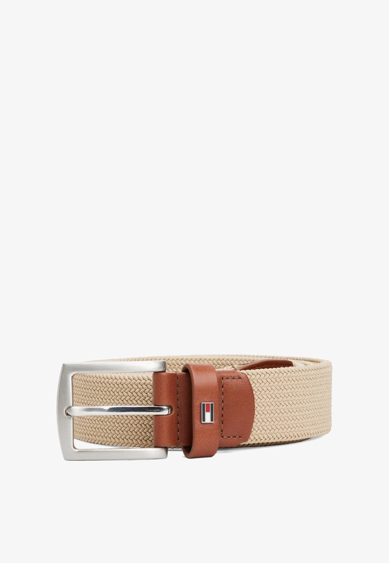 Belt elastic țesut de culoare bej cu o cataramă metalică argintie și accente din piele maro, având un logo mic pe piesa din piele care ține cureaua.