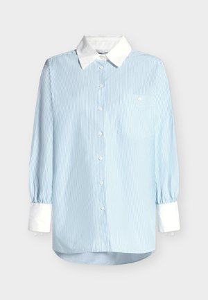 Hellblau-weiß gestreiftes Hemd mit Knöpfen, weißem Kragen und Manschetten, langen Ärmeln und einer einzelnen Brusttasche.