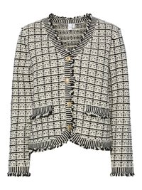 Dzianinowy kardigan w czarno-kremowym kolorze z kratkowanym wzorem. Posiada falbaniany dekolt, złote guziki i podwójne kieszenie.