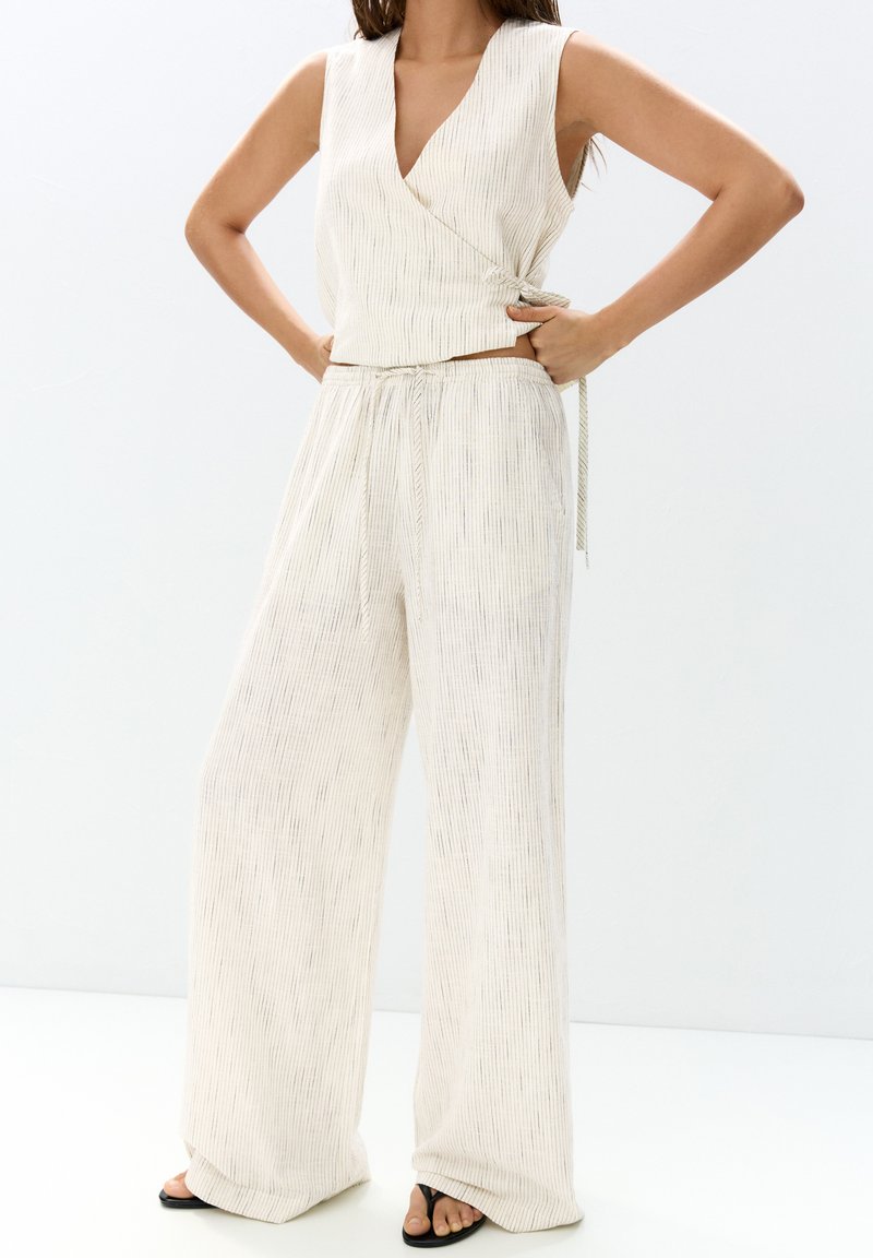 PULL&BEAR - RUSTIC STRIPED - Pantaloni - sand, Extindeți
