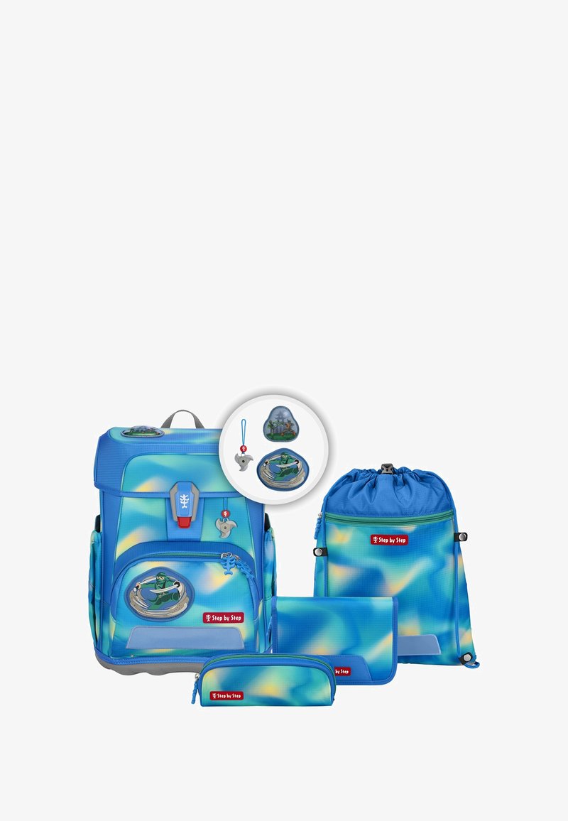 Set di zaini blu composto da uno zaino principale, una borsa a corda, un astuccio e accessori, con superficie testurizzata e un design acquatico giocoso.