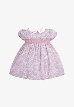 Floral Baby-Kleid aus pinkem und lila Stoff mit kurzen Puffärmeln, gesmocktem Oberteil und einem weißen Kragen mit kleinen Blumenmotiven.