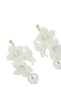 Orecchini a forma di fiore bianchi con piccole perle centrali e una grande perla pendente in basso, attaccati a perni dorati.