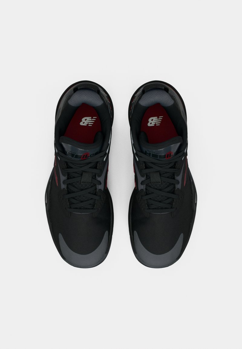 Scarpe sportive nere con accenti grigi, tomaia in rete e punta rotonda. Presentano lacci tonalità e un logo rosso sulla fodera interna.