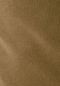 Bruine, geweven stof met verticale ribbels, een zacht gevoel en een consistent patroon, geschikt voor kleding of meubelbekleding.