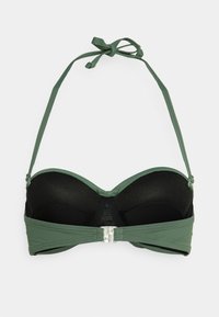Zelený vycpaný bikiny top s tvarovanými košíčky, nastavitelnými šňůrkami a zapínáním na sponu, s hladkou texturou a elegantním designem.