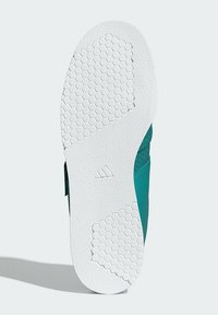 Obuv s textúrovaným teal vrchom, s bielou gumovou podrážkou s hexagonálnym vzorom, s logom Adidas.