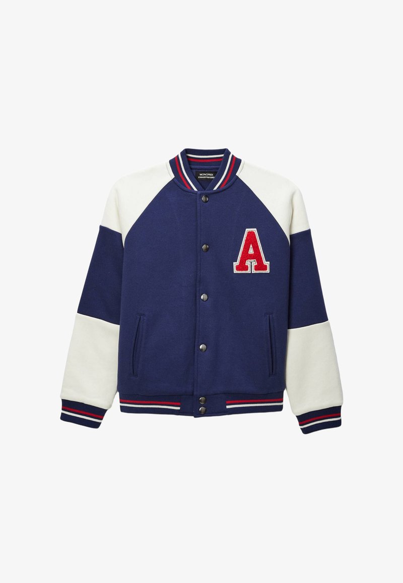 Veste universitaire bleu marine avec manches blanches, lettre rouge et blanche « A » sur la poitrine, col, poignets et bas côtes rayés, et fermeture pression.