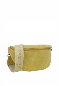 Bolso crossbody de imitación cuero amarillo con forma plana, cierre de cremallera y una correa de tela beige que presenta la palabra "fritzi" en dorado.