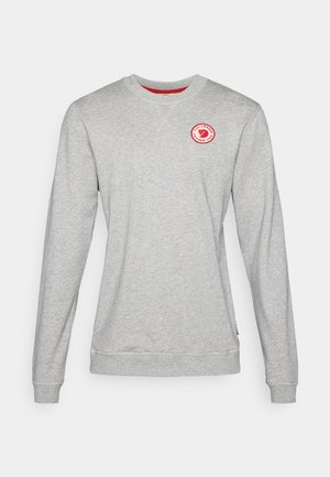 Sweatshirt cinza de gola redonda feito de um tecido misto de algodão, apresentando um logótipo vermelho em forma circular no peito e punhos canelados nas mangas e na barra.
