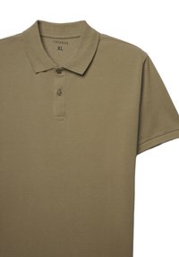 Polo shirt a maniche corte verde oliva con due bottoni e colletto, etichettato taglia XL, marca Terranova.