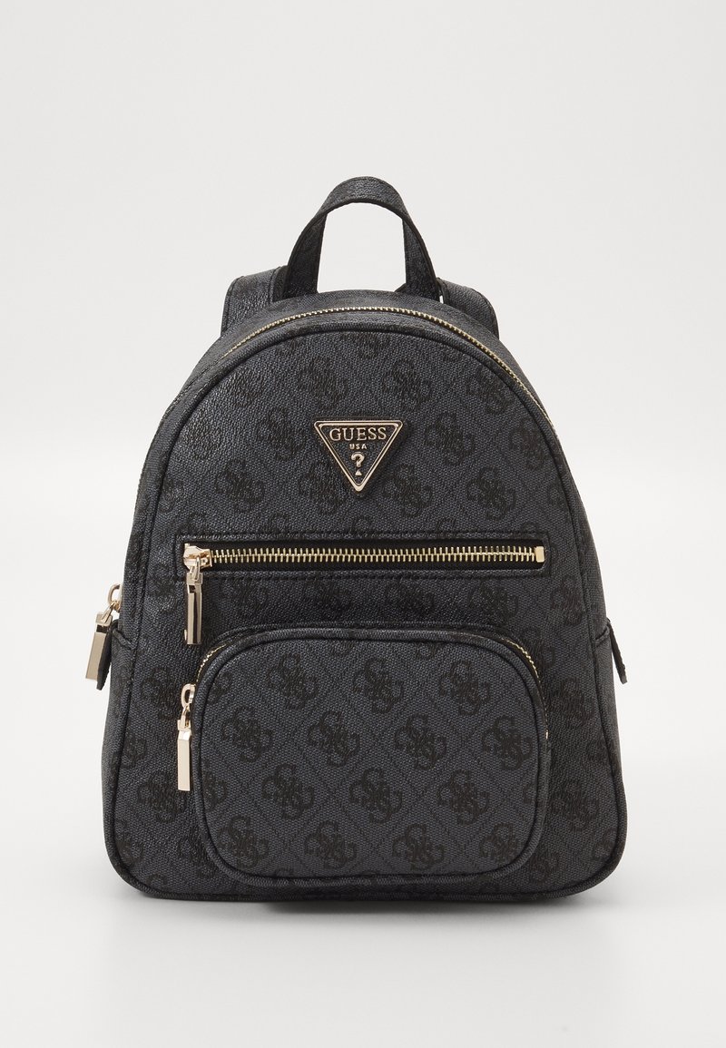 Petit sac à dos noir Guess avec fermetures éclair dorées, poches avant et supérieures zippées, et motif de logo répétitif sur matériau texturé.