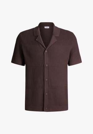 Dunkelbraunes Herren-Strickshirt mit kurzen Ärmeln, strukturiertem Muster, Knopfleiste vorne und offenem Kragen.