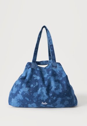 Große blaue Stofftasche mit dunkleren Blumenmustern und doppelten Griffen vor einem schlichten hellen Hintergrund.