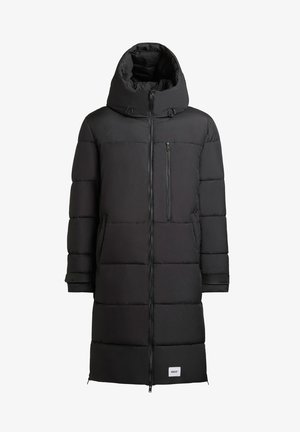 Abrigo pluma largo negro con cuello alto, cierre de cremallera, acolchado horizontal, bolsillos laterales y un pequeño logo cerca del dobladillo.