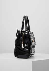 Sac à main en cuir verni noir avec un design matelassé, fermeture éclair et accents en métal doré. Deux poignées robustes pour un transport facile.