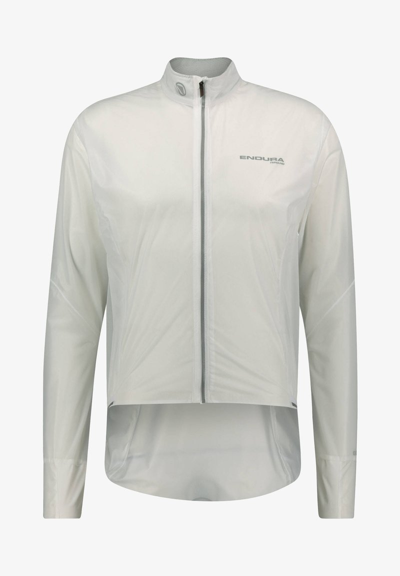 Weißer Windbreaker mit langen Ärmeln, Reißverschlüssen und hohem Kragen. Reflektierendes Logo auf der Brust und ein längerer hinterer Saum. Leichtes Material.