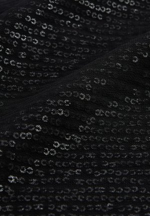 Tela negra con un patrón de lentejuelas que presenta diseños circulares brillantes. La textura parece suave y brillante, con un ligero caído.