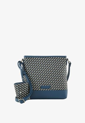 Borsa a tracolla blu intrecciata con un frontale in tessuto decorato, completata da un fondo blu uniforme. Presenta una tracolla regolabile e una pochette più piccola rimovibile.