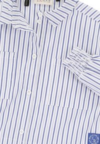 Gestreept overhemd met knopen in wit en blauw, voorzien van een kraag, twee borstzakken en gerimpelde manchetten met een gestructureerd patroon.