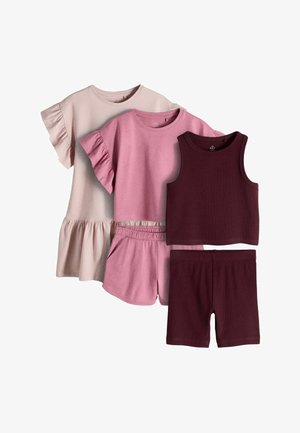 Conjunto de ropa para niñas de tres piezas con vestido beige con volantes, top rosa con mangas con volantes y pantalones cortos, y top sin mangas burdeos con pantalones cortos a juego.