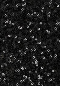 Tessuto nero ricoperto di paillettes sovrapposte di varie dimensioni, con una finitura lucida e una combinazione di tonalità nere e argento.