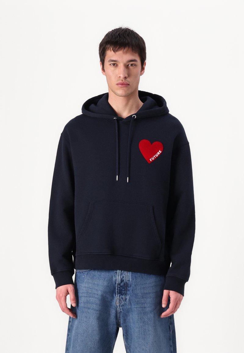 Felpa blu navy realizzata in tessuto morbido, dotata di un'applique a forma di cuore rosso con la scritta "FUTURE" e di una tasca a marsupio frontale.