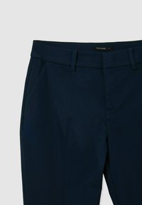 Pantaloni tailored blu navy realizzati in un tessuto liscio, con tasche anteriori, patta con zip e un discreto etichetta del marchio in vita.