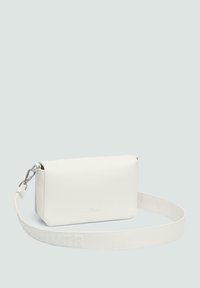 Witte kunstlederen crossbodytas met een rechthoekige vorm, zilverkleurige hardware en een gemerkte schouderband met gegraveerde "s.Oliver"-tekst.