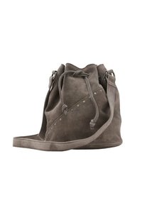 Sac seau en daim gris avec fermeture à cordon, orné de clous en métal sur un côté et d'une bandoulière plate et large. Texture douce et design décontracté.