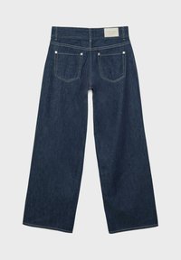Jeans en denim bleu foncé à jambes larges, vus de dos, avec deux poches arrière cousues et une étiquette de marque claire sur la ceinture.