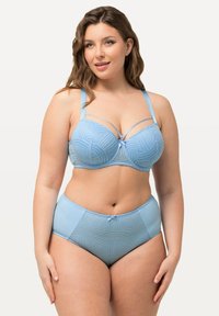 Lichtblauw lingeriesetje met een gestructureerde beha van gaas en gemusterde stof, aangevuld met high-waisted slipjes met bijpassende accenten.