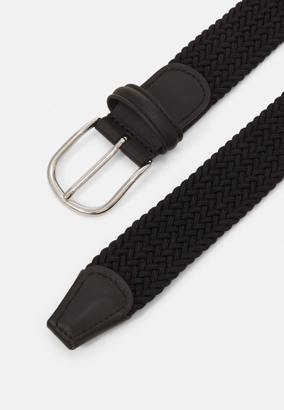 Schwarzer gewebter Gürtel mit geflochtenem Design, abgeschlossen mit einer rechteckigen silbernen Metall-Schnalle und einer Leder-Spitze. Strukturiertem Stoff und glatten Akzenten.