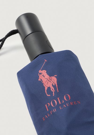 Capa de guarda-chuva de tecido azul-marinho com um logo de jogador de polo em rosa e o texto "POLO RALPH LAUREN"; inclui um cabo preto com uma alça.