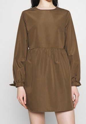 Brązowa sukienka z długim rękawem, okrągłym dekoltem, marszczonym talią i bufiastymi rękawami, wykonana z gładkiej tkaniny. Długość kończy się powyżej kolana.