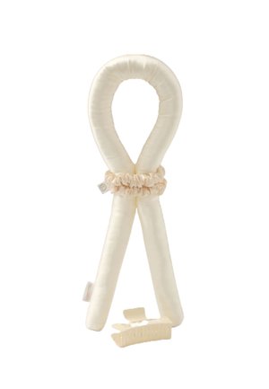 Bandeau rembourré couleur crème avec un chouchou assorti et une pince à cheveux en plastique crème sur fond blanc.