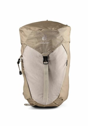 Beige en lichtgrijze Deuter-rugzak met bovenvlies, voorste gesp en zijritsvak, rechtop weergegeven op een witte achtergrond.