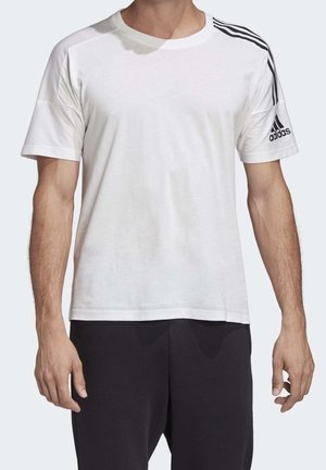 T-shirt bianca a maniche corte con logo adidas nero. Presenta tre strisce nere sulle spalle, scollatura rotonda e una texture del tessuto morbida.