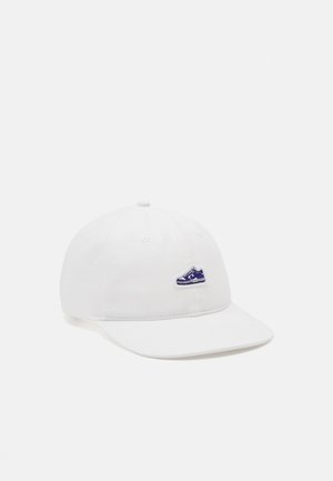 Weißer Baseballcap aus Baumwolle mit gebogenem Schirm. Auf der Vorderseite ist ein kleines blaues Sneaker-Logo gestickt.