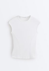 Fehér bordázott ujjatlan felső kerek nyakkivágással és ívelt varrásdíszítéssel, lapos fehér háttéren.