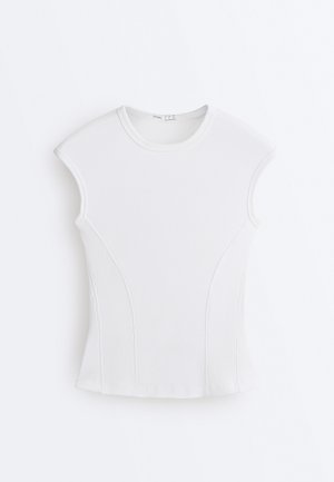 Bela rebrasta sleeveless majica z okroglo izrezom in ukrivljenimi šivi na ravni belem ozadju.