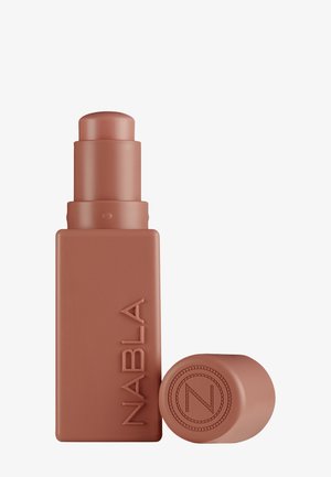 Matte braune Stick-Foundation mit seitlich eingeprägtem "NABLA" und einem runden Deckel mit dekorativem "N" Logo daneben.