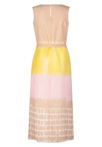 Maxi šaty bez rukávů, s gradientem žluté, růžové a béžové barvy, a s opaskem na tkaničku v pase. Jednoduché zapínání na zádech.