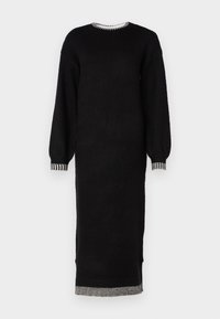 Crna pletena haljina s dugim rukavima, okruglim izrezom i prugastim detaljima na manžetama i rubu, s ravnim dizajnom do sredine lista.