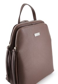 Brun læderrygsæk med struktureret overflade, dobbelte lynlåse og et håndtag på toppen. Har et mærket metalplade og diskrete vertikale syninger som pynt.