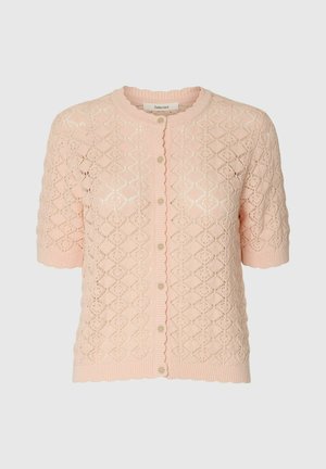 Svijetlo roza pleteni kardigan s kratkim rukavima, uzorkom dijamantne rešetke, valovitim rubovima i pet malih gumba sprijeda.