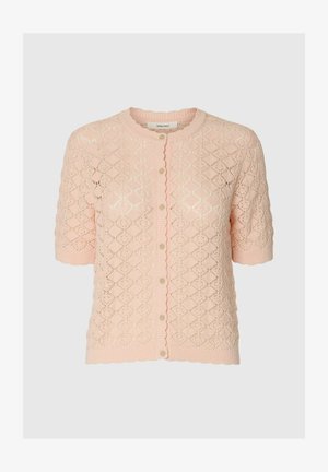 Cardigan rose clair en maille avec manches courtes, motif en treillis de losanges, bords festonnés et cinq petits boutons sur le devant.