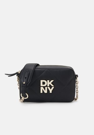 Bolso bandolera rectangular negro de cuero con patrón acolchado, logo dorado de DKNY, correa ajustable y detalle de cadena dorada sobre fondo blanco.