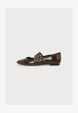 Chaussure plate en cuir verni marron foncé avec bout pointu et trois fines brides avec boucles dorées sur le dessus.